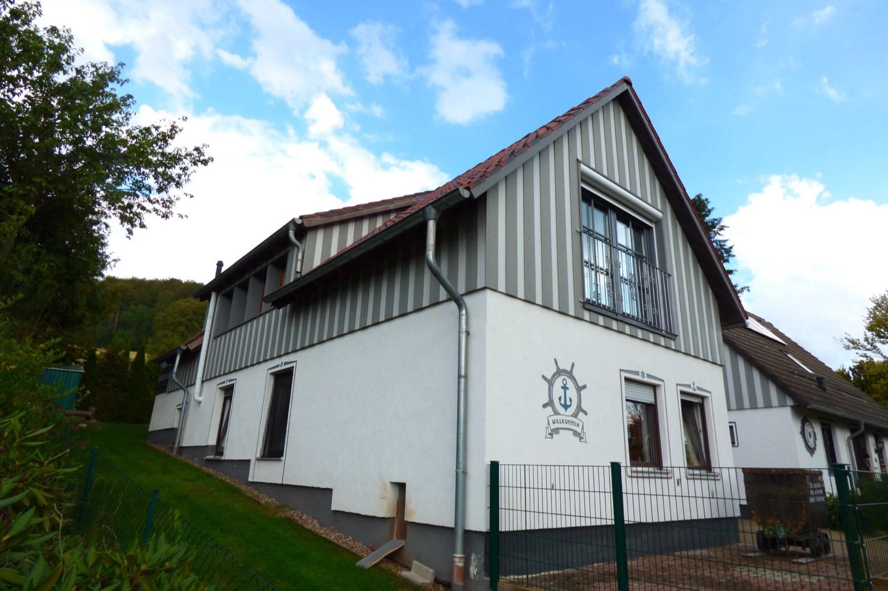 Seitenansicht mit maritimem Willkommensschild