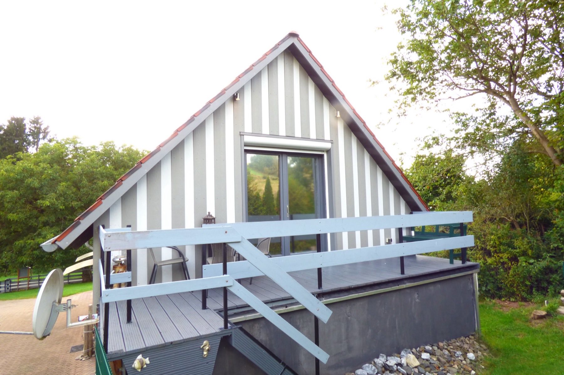 Giebelseite mit überdachter Terrasse