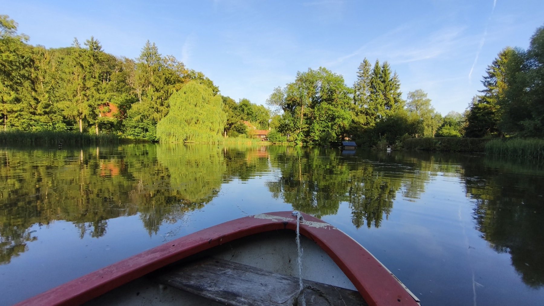 Eigener Teich mit Boot und Floß